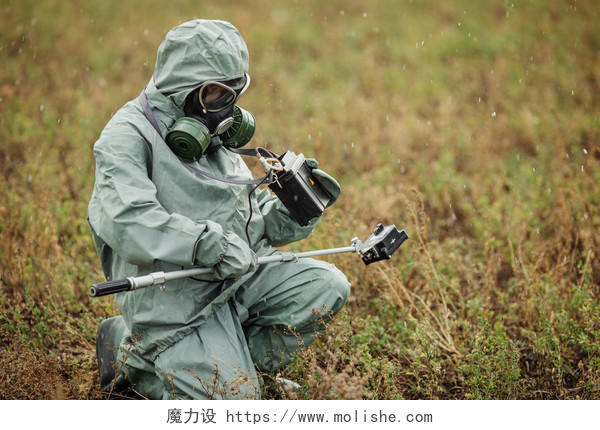 科学家穿着防护服和防毒面具测试放射性辐射水平